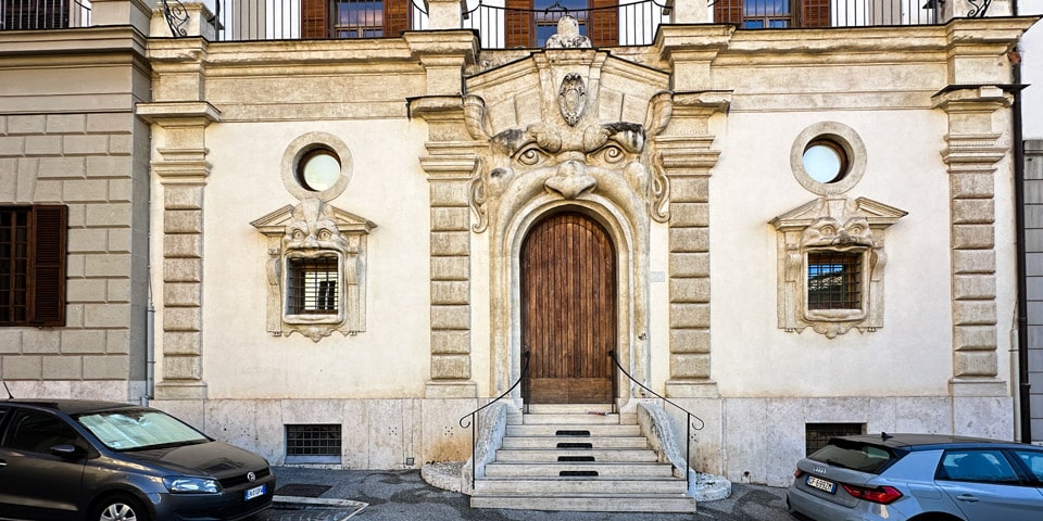 La porte des monstres, façade latérale du Palazzo Zuccari sur la Via Gregoriana