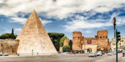 La pyramide de Caius Cestius à Rome