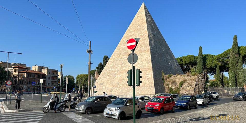 La pyramide de Caius Cestius à Rome