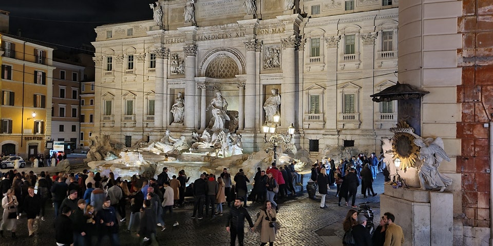La fontaine de Trevi aujourd’hui, foule de touristes