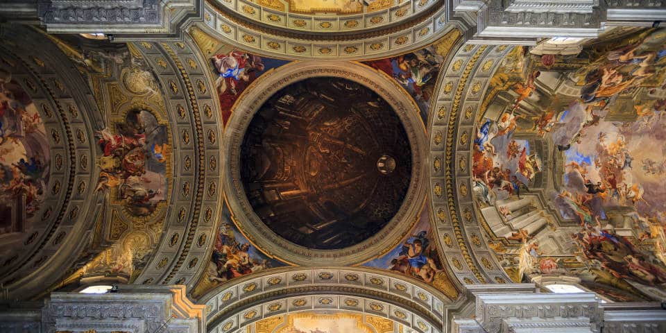 Plafond peint en fresque avec effet 3D dans l’église du Gesù à Rome Plafond peint en fresque avec effet 3D dans l’église du Gesù à Rome