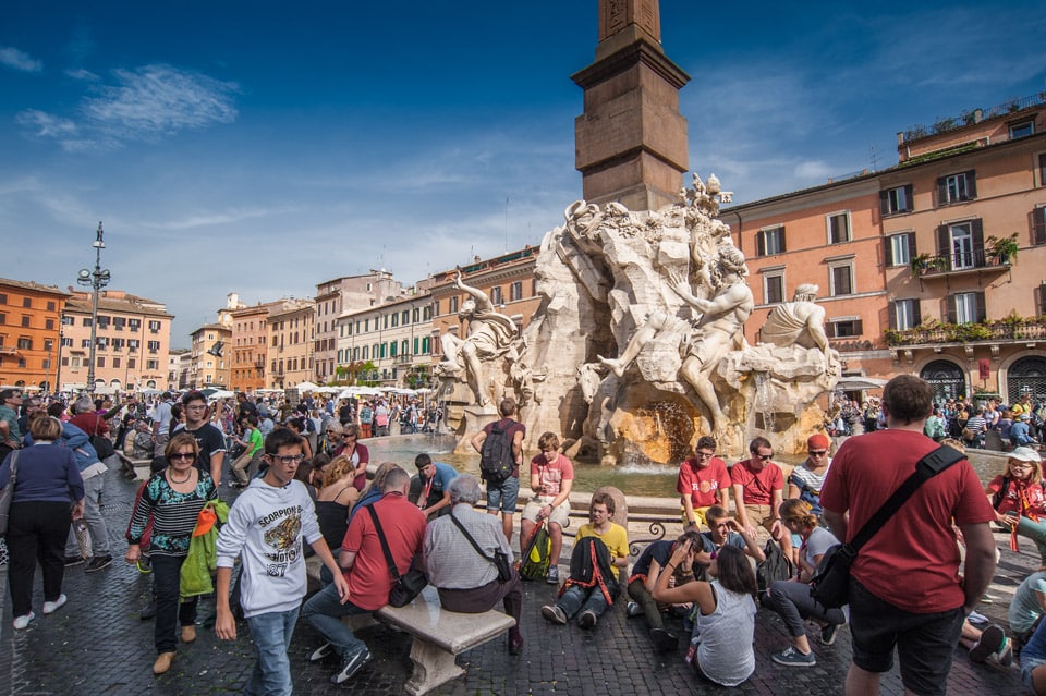 Touristes autour de l’obélisque et de la fontaine des Quatre-Fleuves sur la Piazza Navona