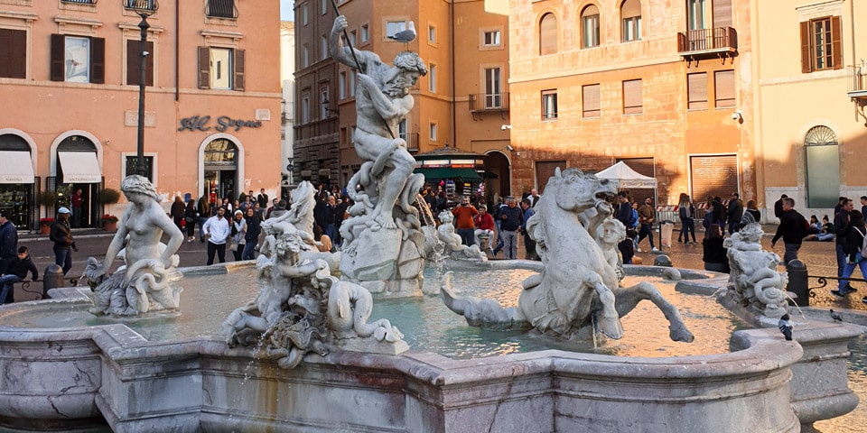 Touristes près de Neptune sur la Piazza Navona à Rome