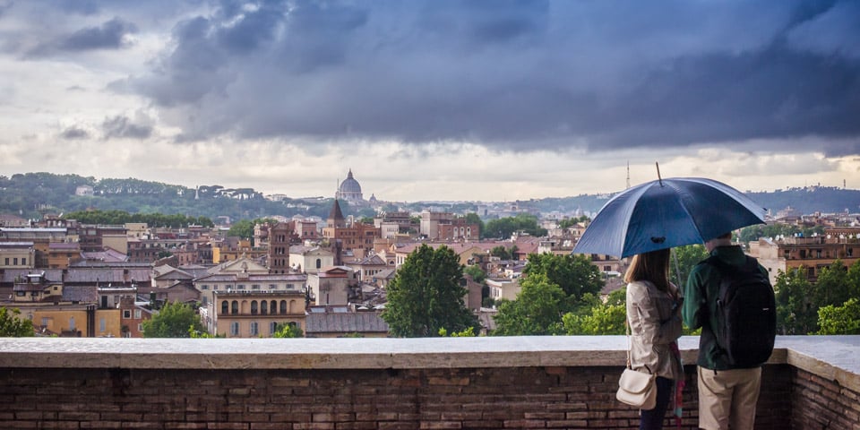 Touristes profitant du coucher du soleil sur la terrasse panoramique de l’Aventin