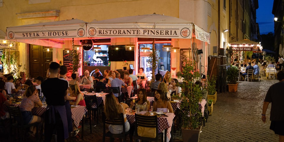 Aperitivo traditionnel du soir sur le Campo de’ Fiori à Rome