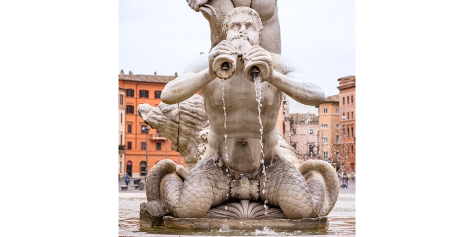 Sculpture de Triton soufflant dans des conques, élément de la Fontaine de Neptune sur la Piazza Navona à Rome