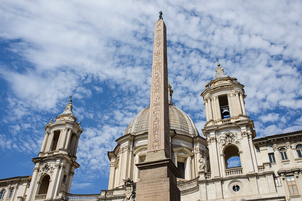 Vue d’en bas de l’obélisque au centre de la Piazza Navona à Rome