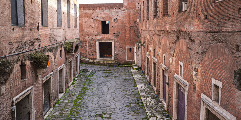 Vue du marché de Trajan depuis la Via Biberatica
