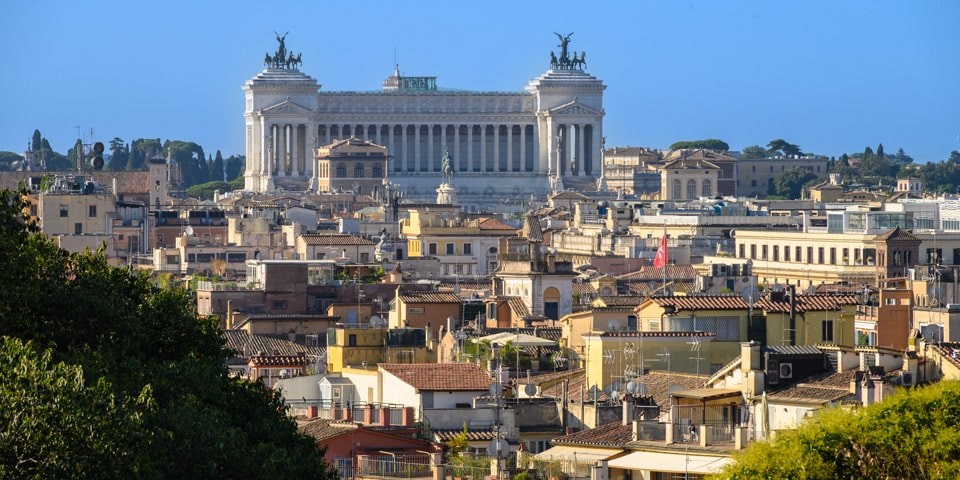 Vue de l’autel de la Patrie depuis la terrasse panoramique sur la colline du Pincio Vue de l’autel de la Patrie depuis la terrasse panoramique sur la colline du Pincio