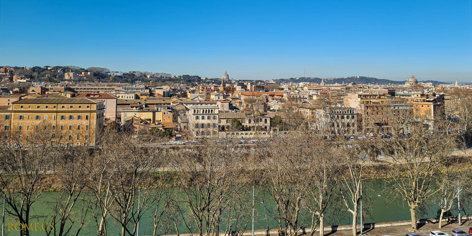 Vue sur le Tibre, le quartier du Trastevere et Saint-Pierre depuis la terrasse panoramique du jardin des Orangers à Rome