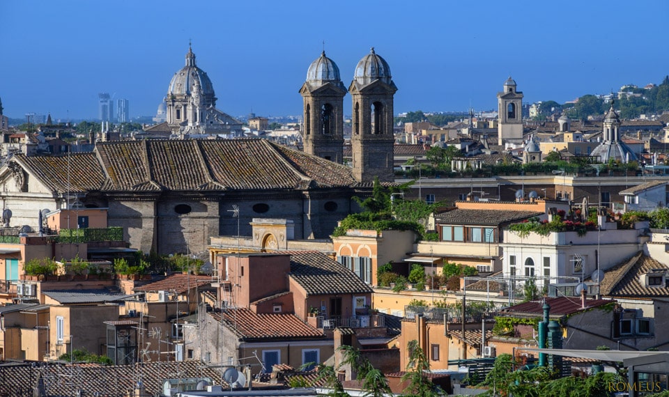 Vues sur les toits de Rome et les dômes d’églises depuis la terrasse du Pincio