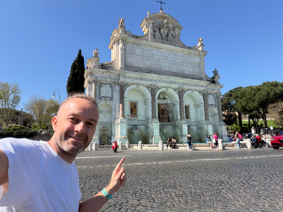 Artur Jakucewicz devant la Fontana dell’Acqua Paola sur le Janicule, à Rome