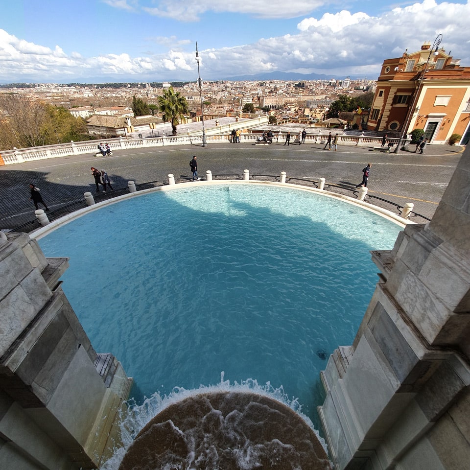 Vue du bassin semi-circulaire de 1690 de la fontaine de l’Acqua Paola depuis l’intérieur d’une niche, à Rome