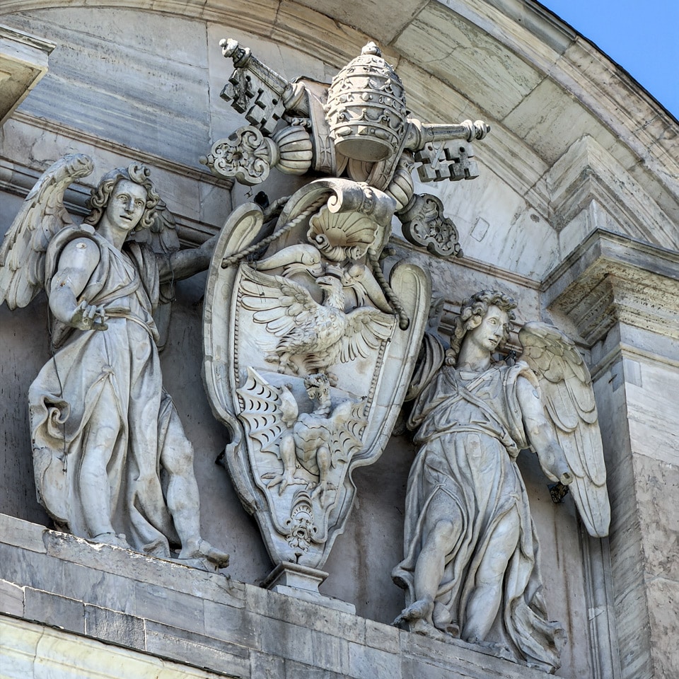 Armoiries de la famille Borghese avec tiare pontificale, clés croisées, aigle et dragon encadrés par des anges en marbre sur la fontaine de l’Acqua Paola, à Rome