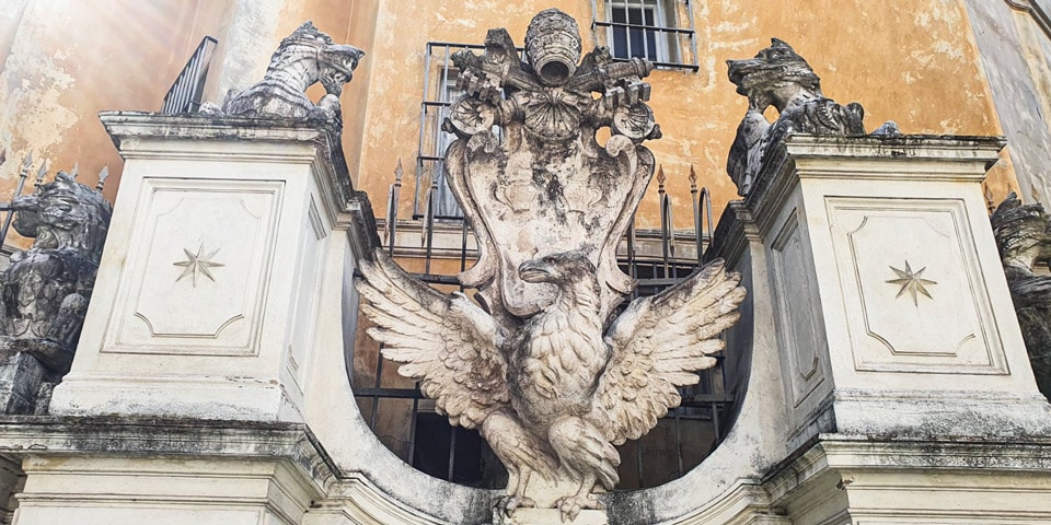Aigle Borghese avec tiare pontificale et clés au sommet de la grille du complexe de l’Acqua Paola sur le Janicule, à Rome