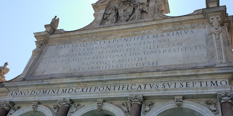 Inscription latine de la Fontana dell’Acqua Paola attribuant à tort le réseau à l’Aqua Alsietina et portant la date de 1612, à Rome