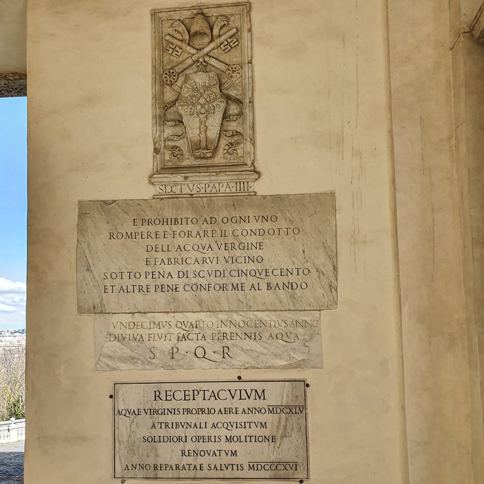 Armoiries du pape Sixte IV avec inscription en marbre interdisant d’endommager le conduit de l’Acqua Vergine sous peine d’une amende de 500 scudi, sur le mur de la fontaine de l’Acqua Paola, à Rome
