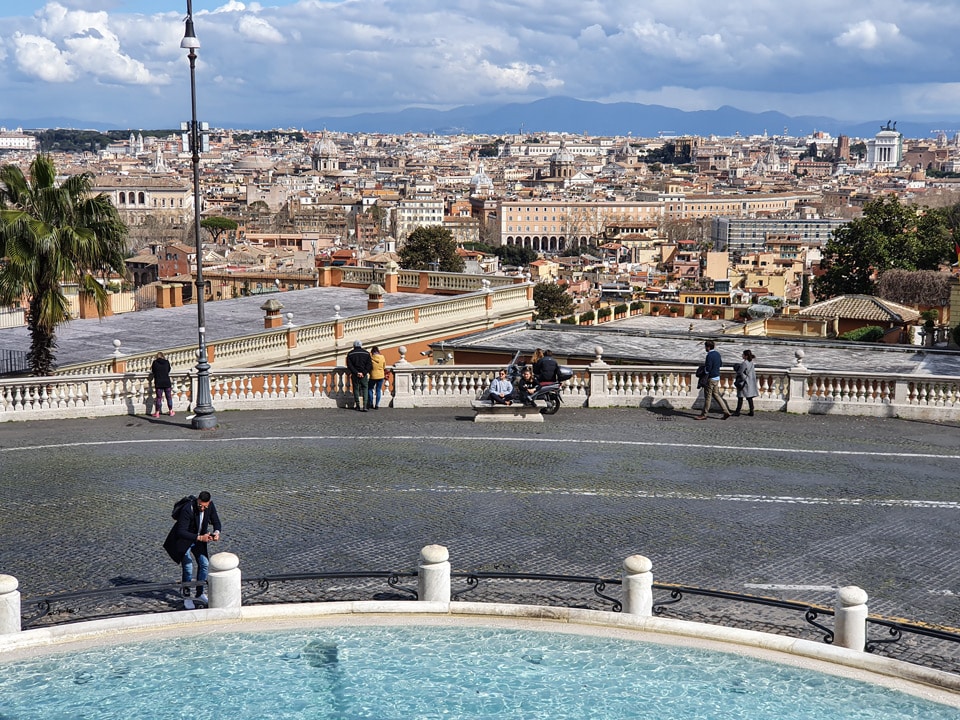 Panorama de Rome depuis la terrasse de la fontaine de l’Acqua Paola sur le Janicule, avec le dôme du Panthéon et les deux clochers de la Trinité-des-Monts visibles à l’horizon