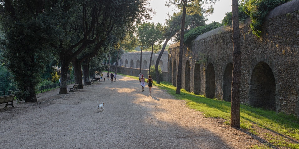 Coureurs le long des arcades de l’aqueduc Trajan-Paul dans la Villa Doria Pamphilj