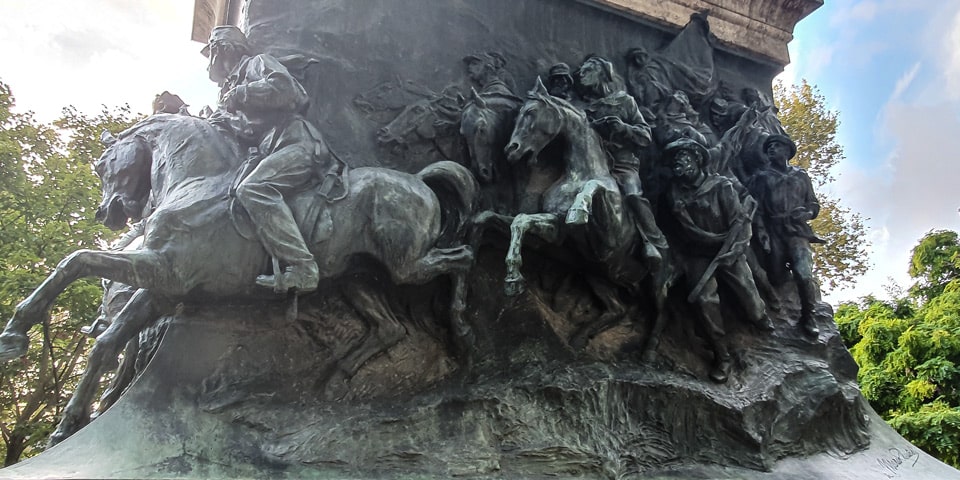 Combattants républicains à cheval sur un relief du monument à Anita Garibaldi
