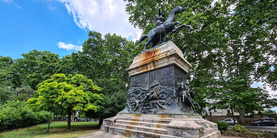 Vue complète du monument équestre d’Anita Garibaldi avec son cheval cabré et son piédestal couvert de reliefs, à Rome