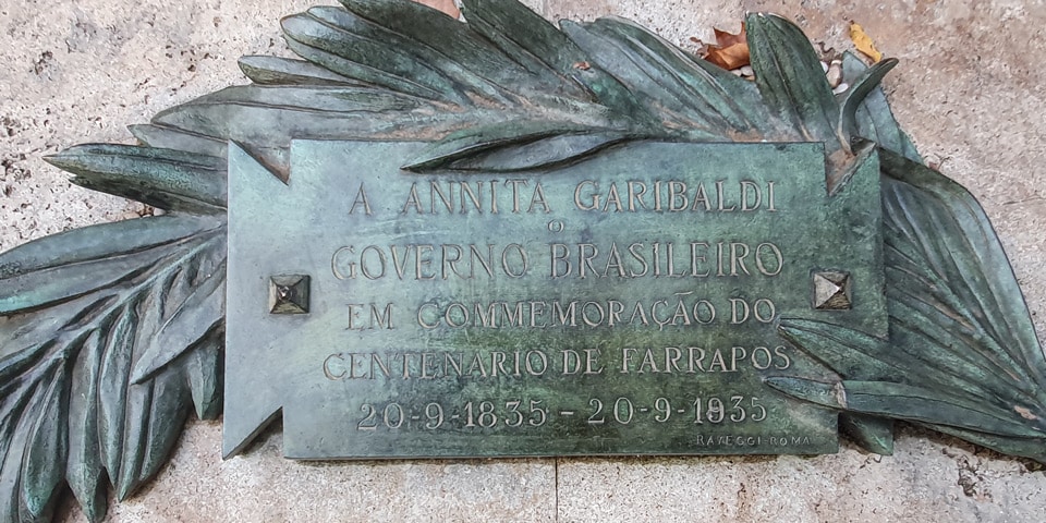 Plaque en portugais du gouvernement brésilien commémorant le centenaire de la révolution des Farrapos au monument d’Anita Garibaldi