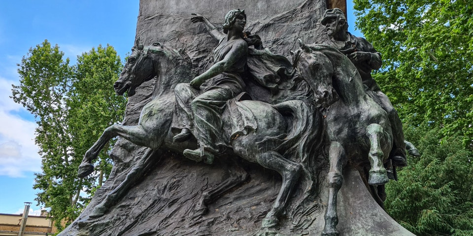 Relief en bronze montrant Anita Garibaldi à cheval à la tête des combattants républicains à Curitibanos