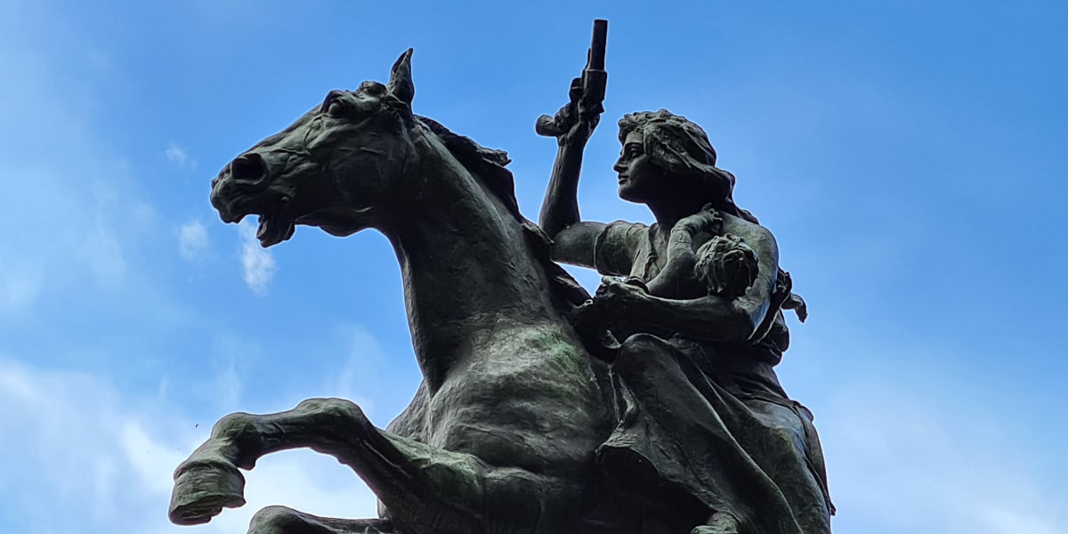 Monument à Anita Garibaldi avec un pistolet et son fils en bas âge sur le Janicule, à Rome