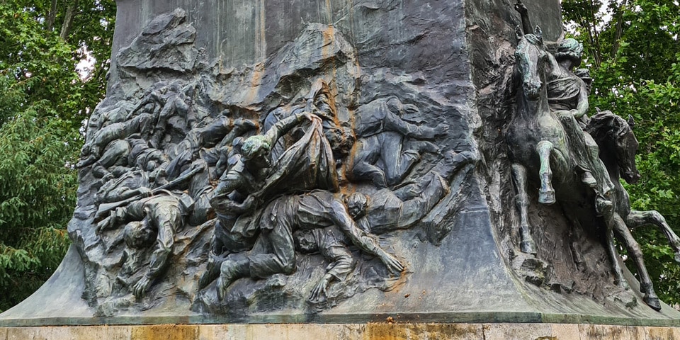 Relief en bronze montrant Anita Garibaldi cherchant parmi les combattants tombés après la bataille de Curitibanos