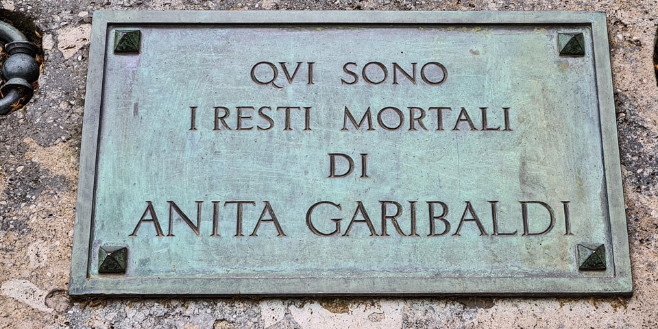 Inscription en bronze indiquant que les restes mortels d’Anita Garibaldi reposent à l’intérieur de son monument sur le Janicule