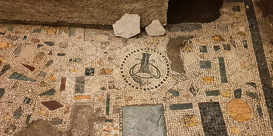 Mosaïque romaine antique au sol de la basilique Santa Cecilia in Trastevere