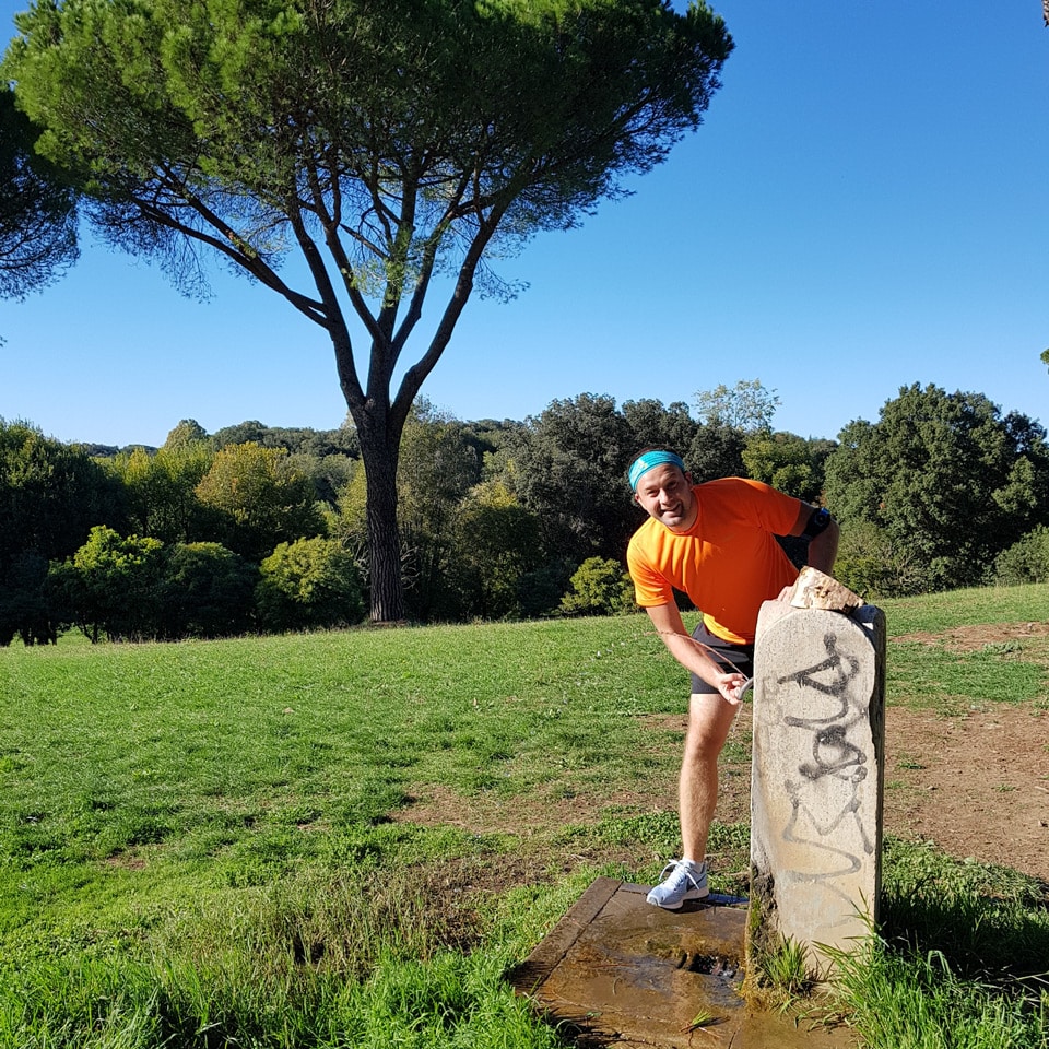 L’auteur Artur Jakucewicz s’arrêtant à une fontaine d’eau potable pendant une course en octobre dans la Villa Doria Pamphilj
