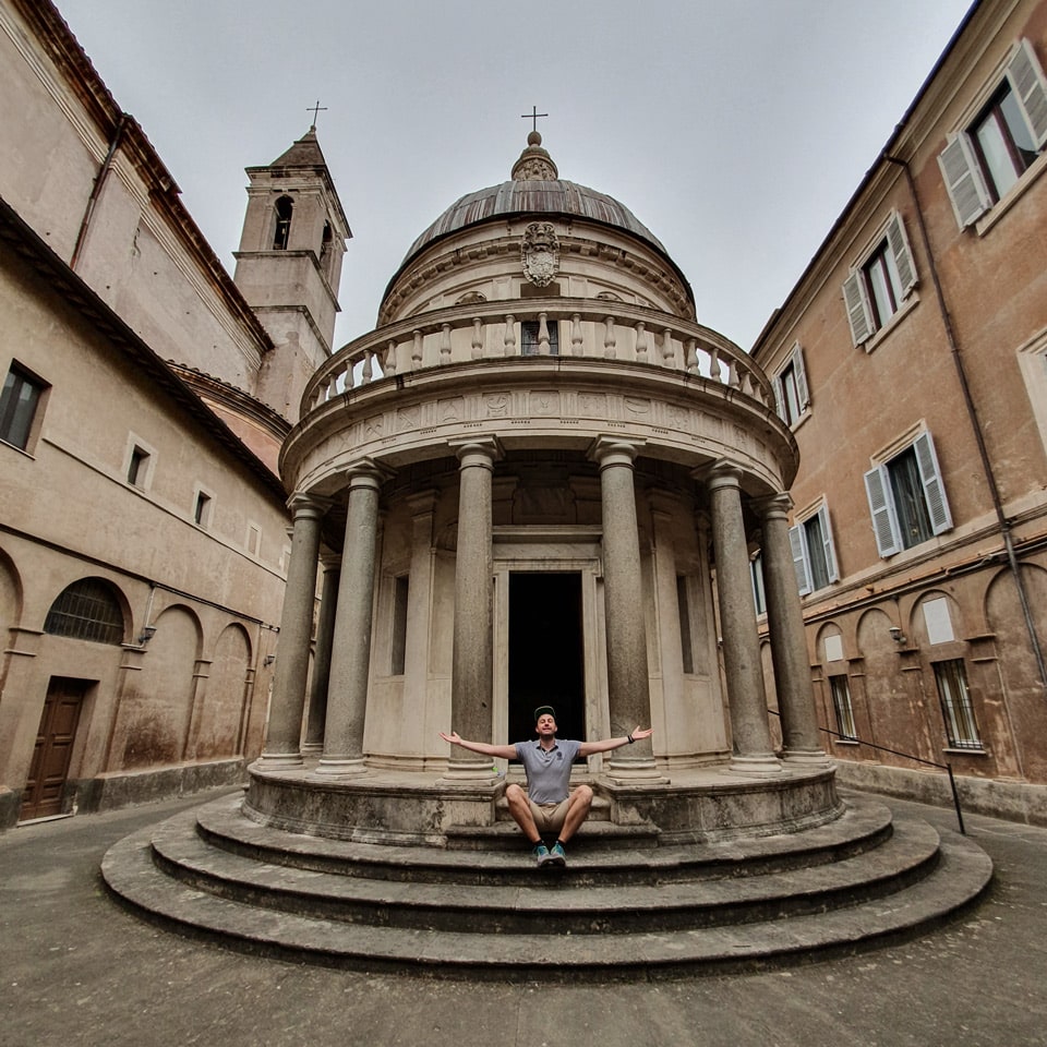 L’auteur Artur Jakucewicz assis seul sur les marches du Tempietto de Bramante