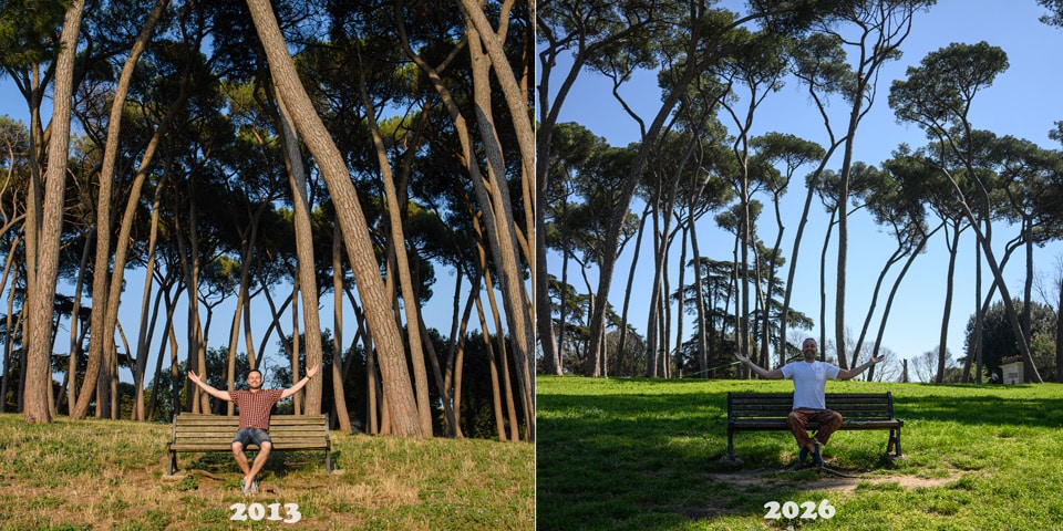 L’auteur Artur Jakucewicz sur le même banc sous les pins de la Villa Doria Pamphilj en 2013 et 2026