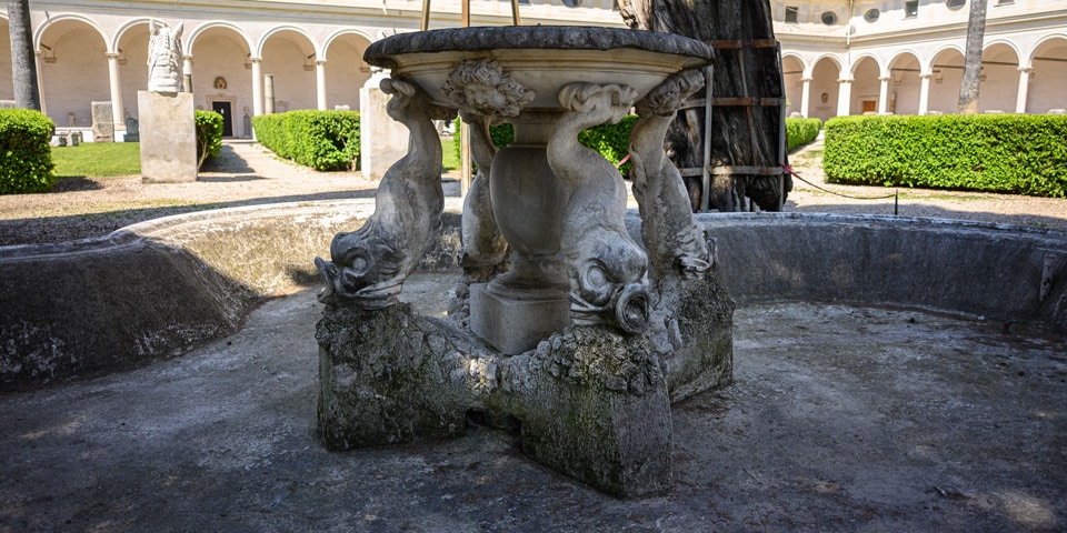 Fontaine aux dauphins de 1695 au centre du grand cloître des Thermes de Dioclétien à Rome