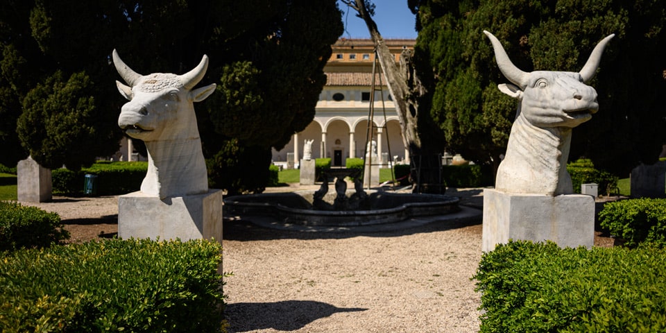 Deux têtes colossales antiques de taureaux en marbre encadrant la fontaine du grand cloître des Thermes de Dioclétien à Rome