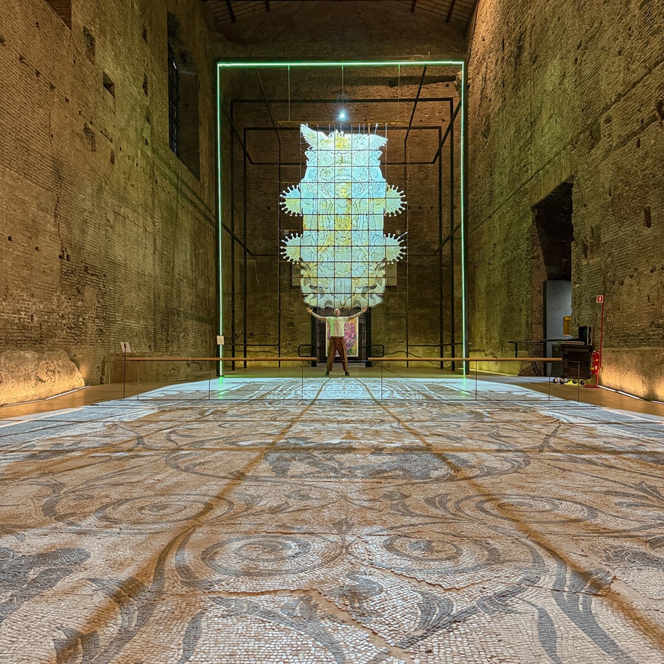 Installation d’art contemporain dans une vaste salle antique en briques des Thermes de Dioclétien à Rome