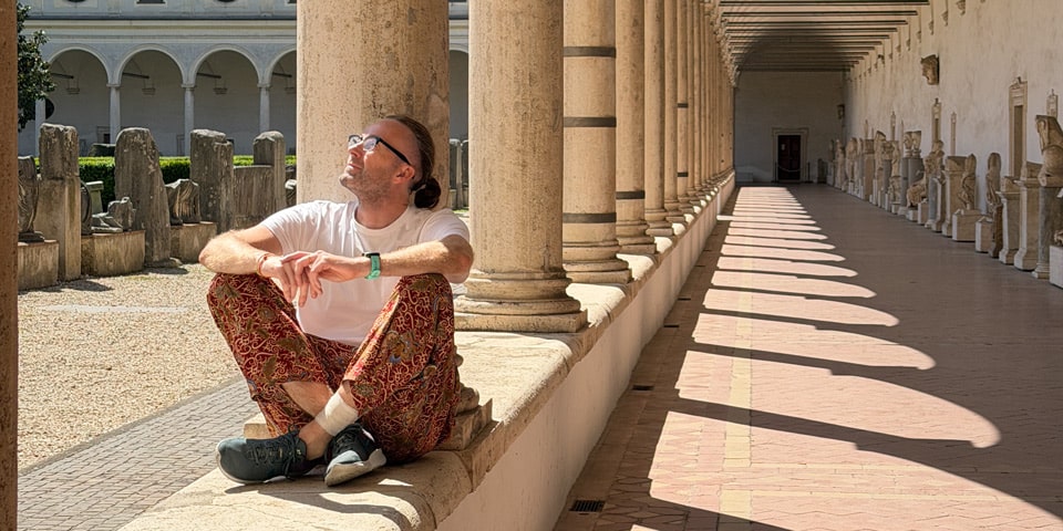 Artur Jakucewicz dans le grand cloître des Thermes de Dioclétien à Rome