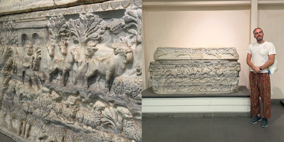 Artur Jakucewicz à côté d’un sarcophage romain en marbre avec scènes pastorales, vers 270 apr. J.-C., au musée des Thermes de Dioclétien à Rome