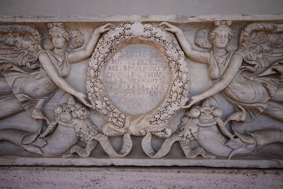 Relief romain antique en marbre avec des Victoires ailées tenant une couronne inscrite, dans le cloître des Thermes de Dioclétien à Rome