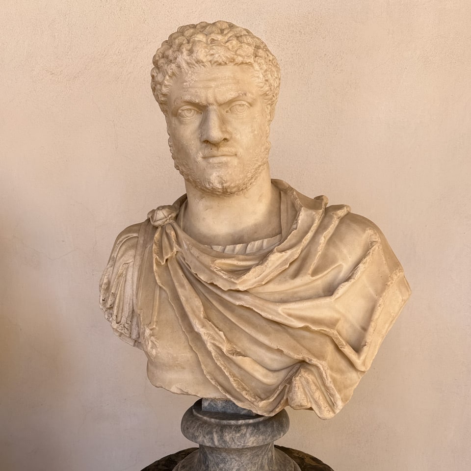 Buste romain antique en marbre de l’empereur Caracalla, daté de 209 à 211 apr. J.-C., provenant de la maison des Vestales, musée des Thermes de Dioclétien à Rome