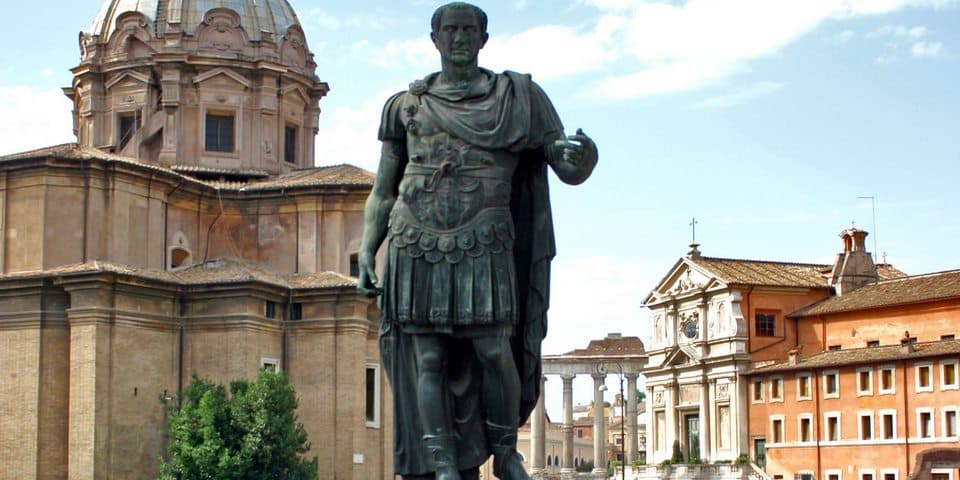 Sculpture de l’empereur au Forum de César à Rome
