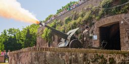 Il Cannone del Gianicolo tirant son coup quotidien de midi à blanc dans une gerbe de flammes, observé par des touristes depuis la terrasse supérieure, à Rome