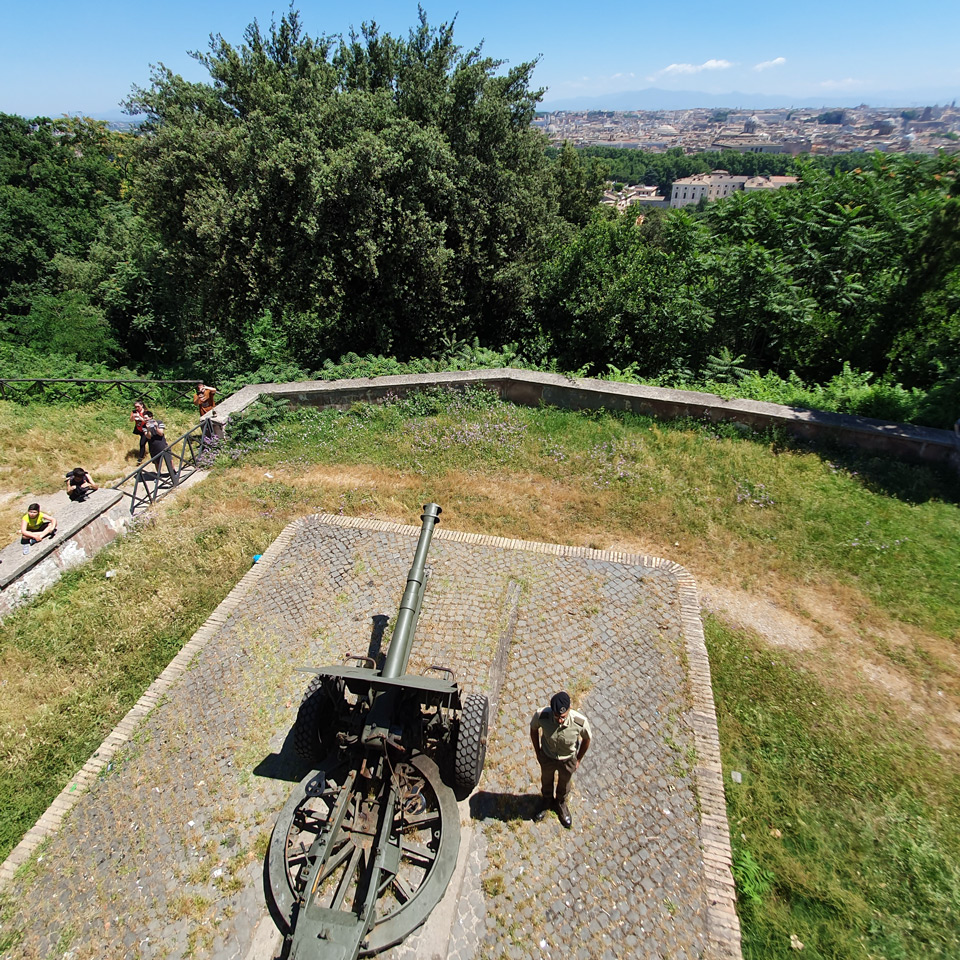 Vue depuis le parapet supérieur vers Il Cannone del Gianicolo avant le tir quotidien de midi