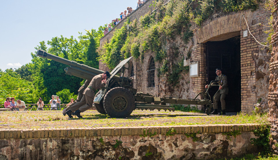 Soldats de l’armée italienne ramenant le canon de midi du Janicule dans sa casemate en brique après le tir