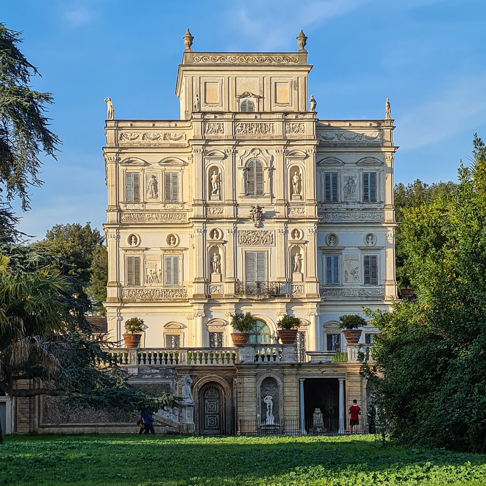 Façade décorée du Casino del Bel Respiro dans la Villa Doria Pamphilj