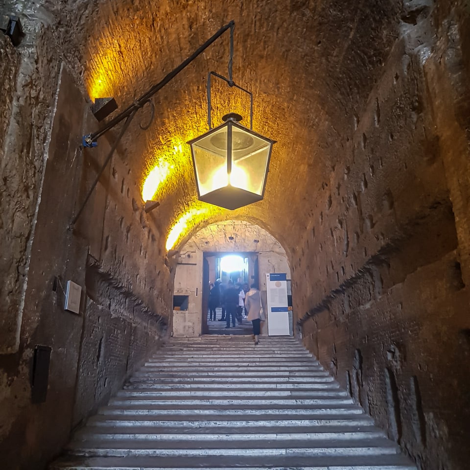 Ancienne rampe hélicoïdale du mausolée d’Hadrien avec une lanterne suspendue à l’intérieur du Château Saint-Ange, à Rome