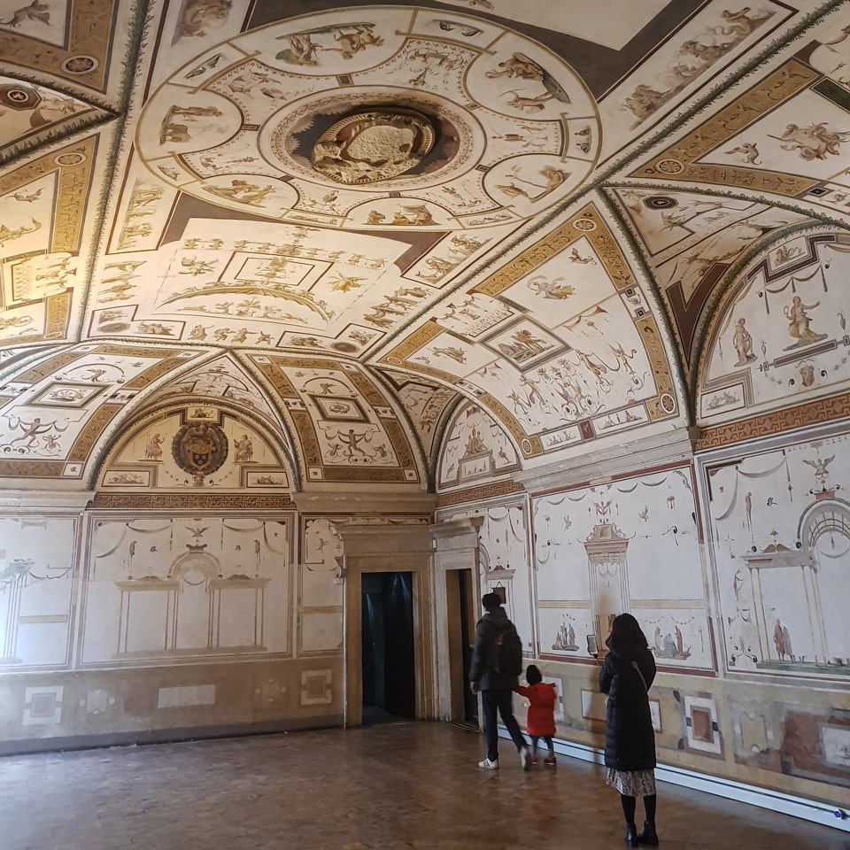 Salle des appartements pontificaux ornée de grotesques et d’un plafond voûté à l’intérieur du Château Saint-Ange, à Rome