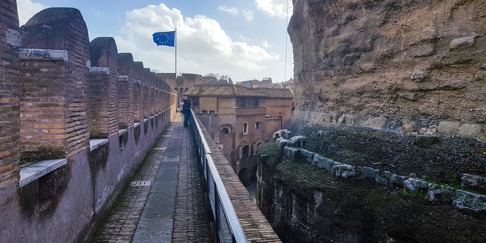 Passage défensif du Passetto di Borgo le long des remparts à l’intérieur du Château Saint-Ange, à Rome