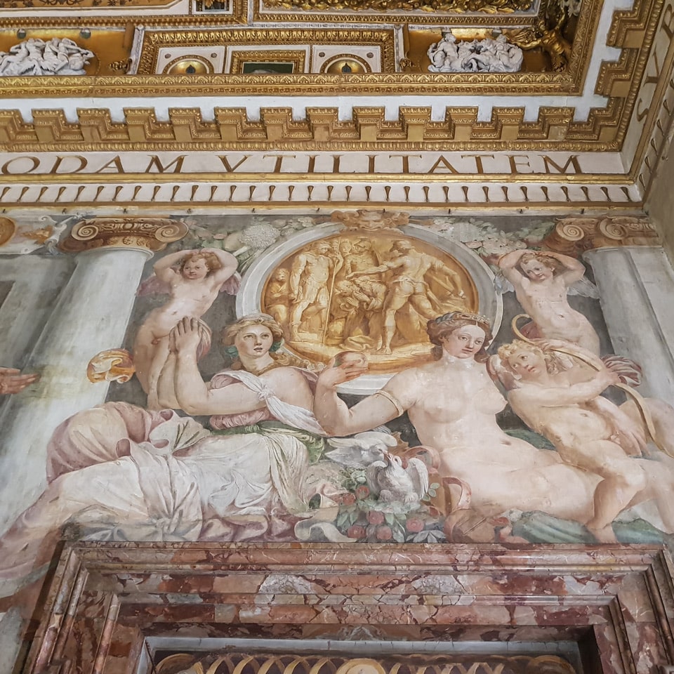 Détail d’une fresque de la Sala Paolina avec figures allégoriques et putti, au Château Saint-Ange, à Rome